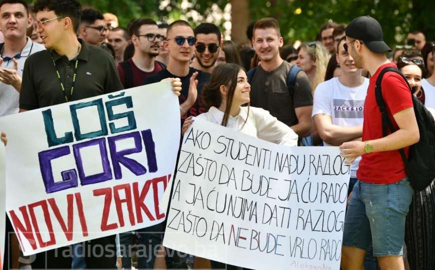 Stotine studenata protestovalo ispred Vlade KS te poručili "Idemo u Njemačku"
